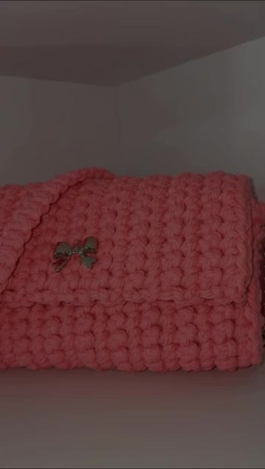Portada del video: su bolsita rosa de crochet con moñito, tejida a mano