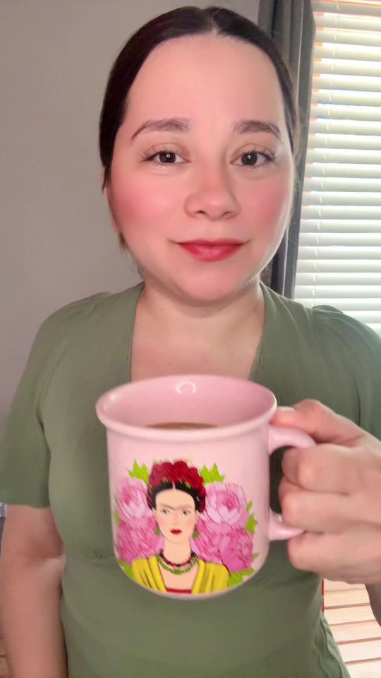 Portada del video: Vilma con su tacita de café rosa