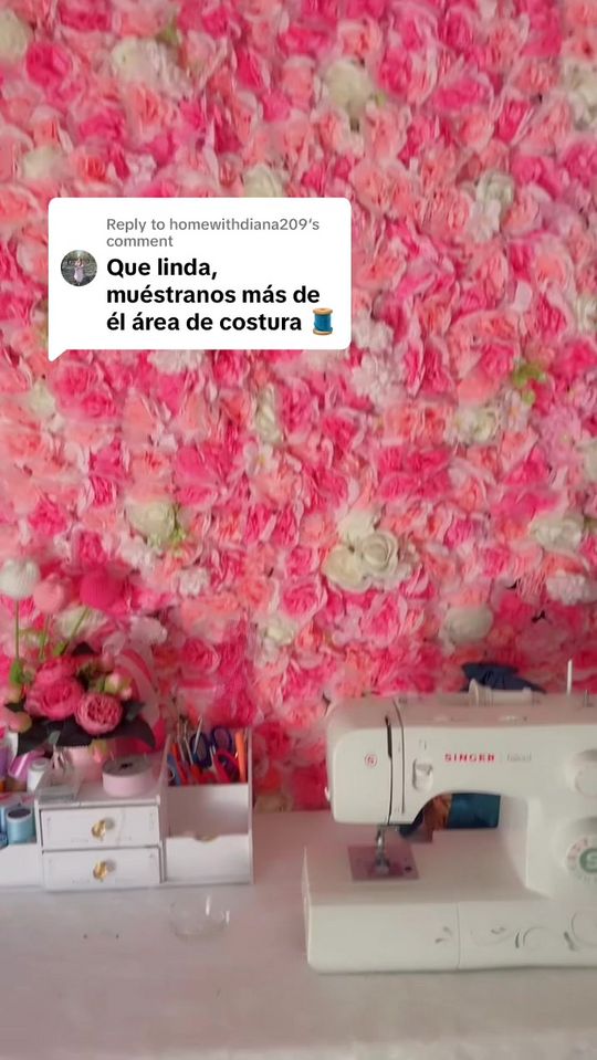 Portada del video: su área de costura con su máquina Singer y su flower wall